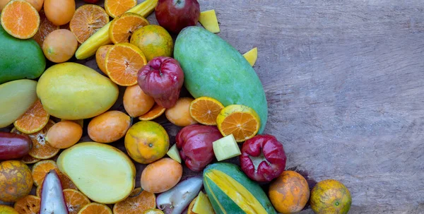Variedade Frutas Frescas Sortidas Velha Mesa Madeira Frutas Sortidas Fundo — Fotografia de Stock