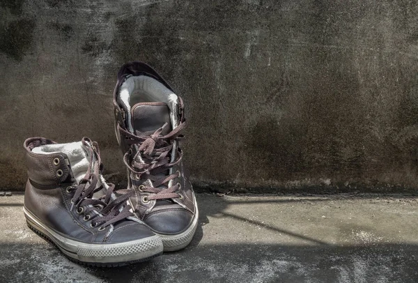 Brown Retro High Top Canvas Sneakers 시멘트 바닥에 설치되었다 빈티지 — 스톡 사진