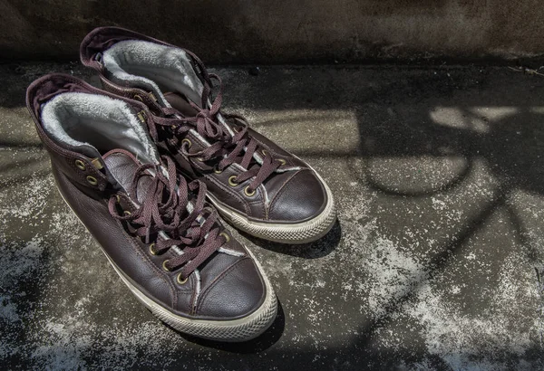 Brown Retro High Top Canvas Sneakers 시멘트 바닥에 설치되었다 빈티지 — 스톡 사진