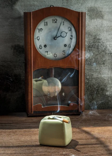 Een Litted Sigaret Grijsgroene Asbak Die Voor Een Vintage Houten — Stockfoto