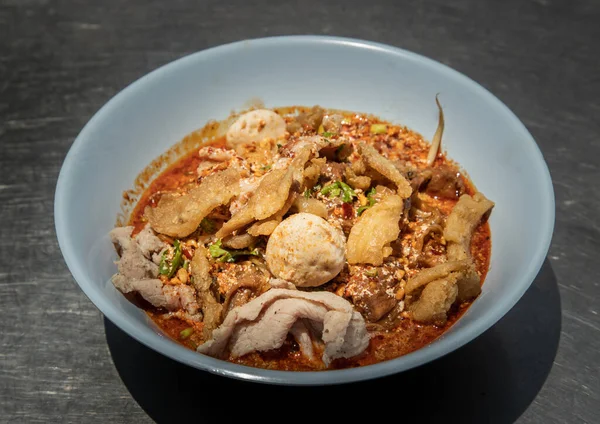 Tojásos Tészta Thai Fűszeres Levesben Párolt Sertéshússal Sertésgolyókkal Zsíros Sertéshéjjal — Stock Fotó