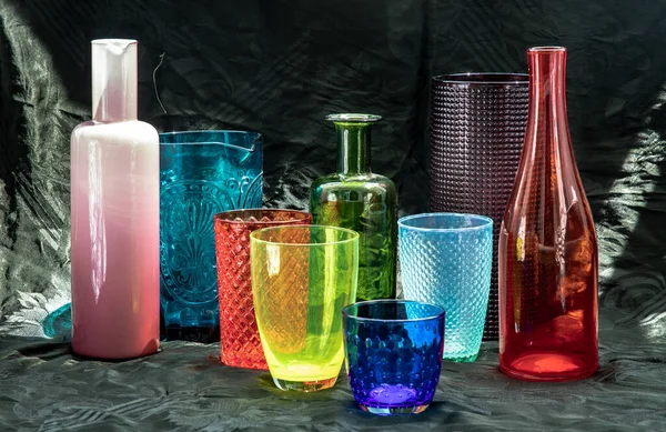 Багато Різних Скляних Банків Скляних Чашок Поверхневих Відображень Чорному Тлі — стокове фото
