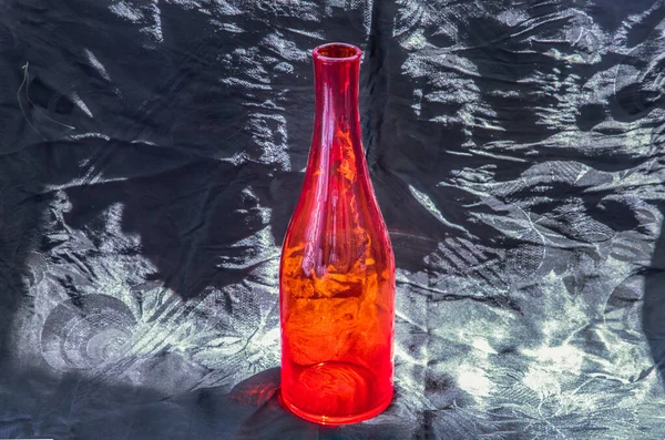 Червона Скляна Пляшка Відображення Поверхні Чорному Тлі Копіювати Простір Вибірковий — стокове фото