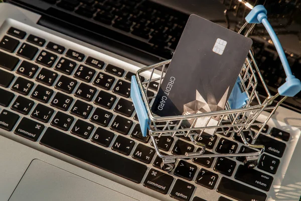 Cartão Crédito Carrinho Supermercado Mini Teclado Laptop Conceito Commerce Compras — Fotografia de Stock