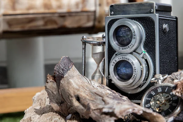 Vintage Fotocamera Fotografica Due Lenti Con Orologio Tasca Retrò Sfondo — Foto Stock