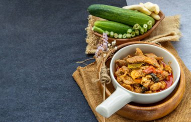 Tayland usulü yemek: Hindistancevizi sütü (kurutulmuş kırmızı hindistan cevizi körisi) ve sebzeli panaeng körisi. Lezzetli ve ünlü Tayland yemekleri..