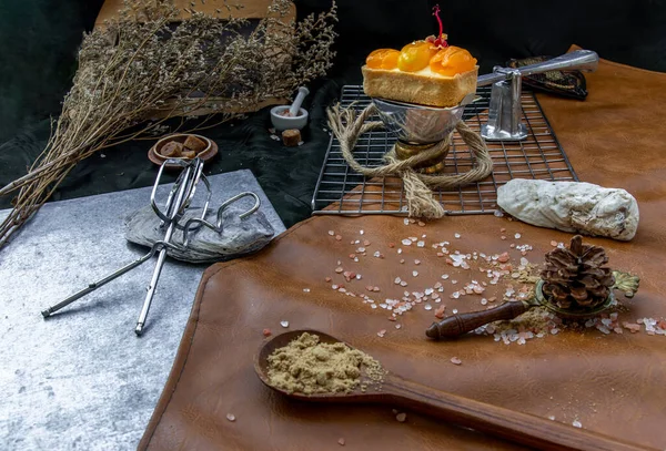 伝統的なフランスの甘いデザート 美しい背景にMayomgchidタルト おいしい季節の朝食 選択的フォーカス — ストック写真