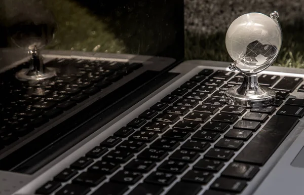 Laptop Klavyesinde Cam Kristal Küre Küresel Iletişim Dünyası Kavramı Seçici — Stok fotoğraf