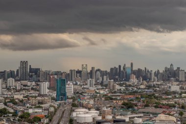 Bangkok, Tayland - 28 Mayıs 2020: Bangkok 'ta gökdelenli gökyüzü manzarası güzel bir alacakaranlıkta şehre modern bir tarz kazandırıyor. Seçici odak.