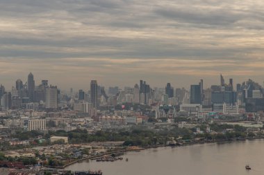Bangkok, Tayland - 29 Mayıs 2020: Bangkok şehrinin güzel manzarası, akşamları Chaopraya nehri boyunca güzel gökdelenler, şehri modern hale getiriyor. Seçici odak.