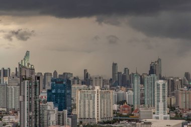 Bangkok, Tayland - 28 Mayıs 2020: Bangkok 'ta gökdelenli gökyüzü manzarası güzel bir alacakaranlıkta şehre modern bir tarz kazandırıyor. Seçici odak.