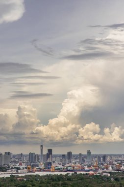 Bangkok, Tayland - 31 Mayıs 2020: Bangkok 'ta gökdelenli gökyüzü manzarası güzel bir alacakaranlıkta şehre modern bir tarz kazandırıyor. Seçici odak.