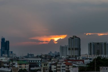 Bangkok, Tayland - 27 Mayıs 2020: Bangkok 'un gökdelenleri ile gökyüzü manzarası güzel bir alacakaranlıkta şehre modern bir stil kazandırıyor. Seçici odak.