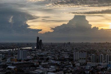 Bangkok, Tayland - 27 Mayıs 2020: Bangkok 'un gökdelenleri ile gökyüzü manzarası güzel bir alacakaranlıkta şehre modern bir stil kazandırıyor. Seçici odak.