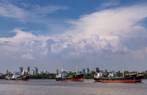 バンコク 2020年4月19日 川の真ん中に停められた4隻の貨物船と劇的な空の背景 — ストック写真