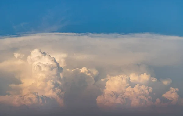 雲の背景を持つ劇的な空 美しい空の雲 雲の天気自然雲青と空 インスピレーションの概念 — ストック写真