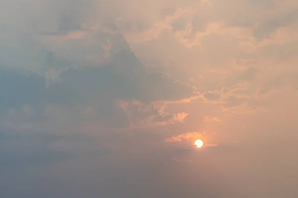 Schöner Sonnenaufgangshimmel Über Wolken Mit Dramatischem Licht Wunderschöne Gleißende Sonnenaufgangslandschaft — Stockfoto