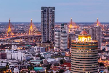Bangkok, Tayland - 08 Mayıs 2020: Bangkok 'un gökdelenli manzarası güzel bir alacakaranlıkta şehre modern bir tarz kazandırıyor. Seçici odak.