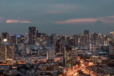 Bangkok, Tayland - 08 Mayıs 2020: Günbatımında iş bölgesinde gökdelenli modern Bangkok manzarası. Seçici odak.