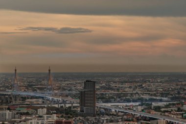 Bangkok, Tayland - 08 Mayıs 2020: Bangkok şehrinin güzel manzarası, akşamları Chaopraya nehri boyunca güzel gökdelenler, şehri modern hale getiriyor. Seçici odak.