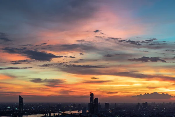 Όμορφο Ηλιοβασίλεμα Ουρανό Δραματικό Φως Πάνω Από Μεγάλη Πόλη Της — Φωτογραφία Αρχείου