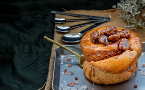Traditionell Fransk Söt Dessert Pecan Jordnöt Brioche Silverbrickan Läcker Säsongsfrukost — Stockfoto