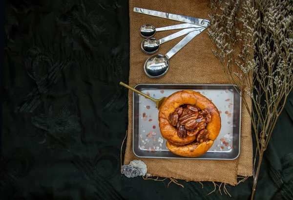 传统的法式甜食 银盘上的Pecan花生酱 美味的季节性早餐 顶部视图 有选择的重点 — 图库照片