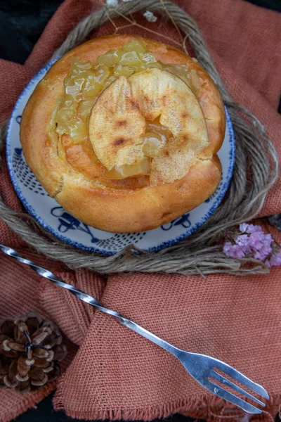 传统的法国甜食 背景漂亮的苹果Brioche 一片美味的季节性早餐高瞻远瞩 选择性重点 — 图库照片