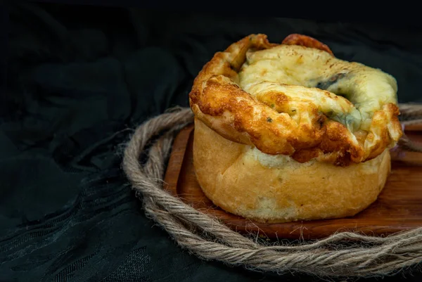 Geleneksel Fransız Tatlısı Tahtadan Tepside Ispanaklı Brioche Lezzetli Mevsimlik Kahvaltı — Stok fotoğraf