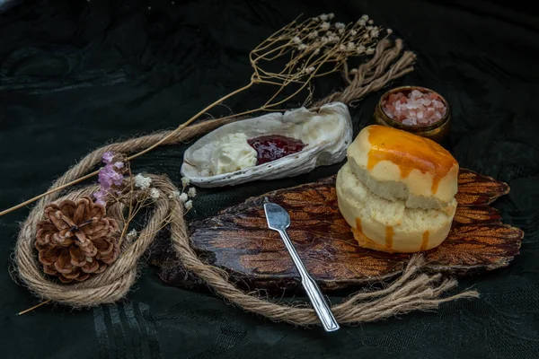 Sobremesa Doce Francesa Tradicional Scones Bandeja Madeira Servida Com Geléia — Fotografia de Stock