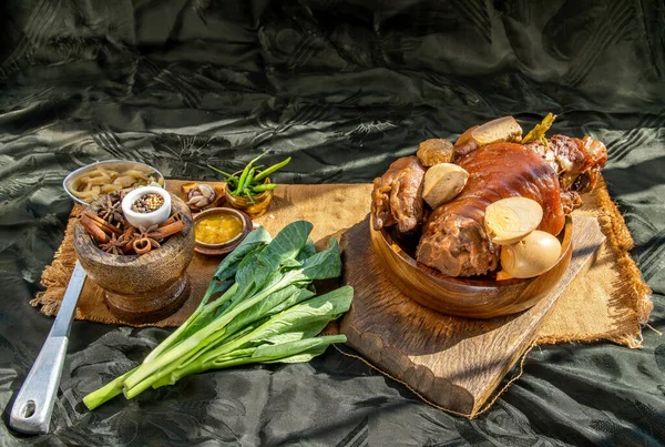 Traditionelles Chinesisches Gericht Gedünstete Schweinshaxe Mit Kochender Süßer Soße Und — Stockfoto