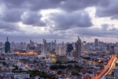 Bangkok, Tayland - 20 Mayıs 2020: Bangkok 'ta gökdelenli gökyüzü manzarası güzel bir alacakaranlıkta şehre modern bir tarz kazandırıyor. Seçici odak.