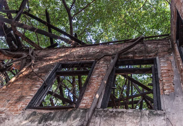 バンコク 2020年8月29日 放置された古代の建物の古い壁にある古い木製の窓が経時的に劣化するために残されました 伝統的な建築様式 選択的焦点 — ストック写真