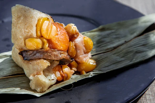 中国饺子 形状的金字塔 用叶子材料包裹在干香蕉叶上 端午节 端午节 著名的亚洲人手工制造食品 — 图库照片