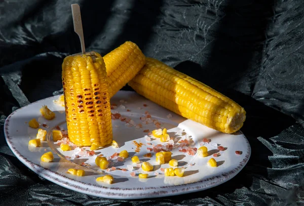 Maíz Parrilla Mazorca Plato Blanco Clásico Sobre Fondo Oscuro Ideas — Foto de Stock