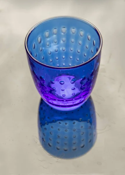 Gekleurde Transparante Blauwe Glazen Beker Voor Water Drinken Oppervlaktereflecties Een — Stockfoto