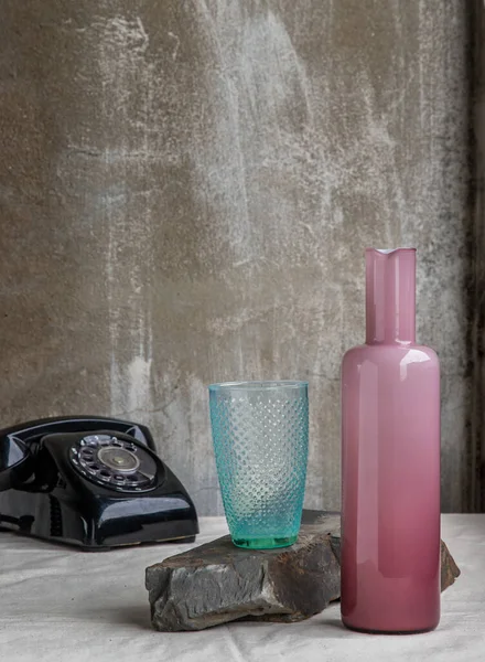 Tazza Vetro Blu Trasparente Colorato Bottiglia Vetro Rosa Bere Acqua — Foto Stock