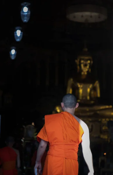 バンコク 2020年11月15日 仏教の僧侶を祈ると敬意を仏のイメージを支払うためのメインのビハーンに歩いてください フォーカスとぼかし — ストック写真