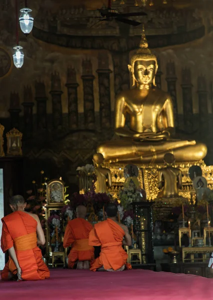 バンコク 2020年11月15日 仏教の僧侶が祈りに座って 主にビハーンで仏像を尊重します 夕方のチャント フォーカスとぼかし — ストック写真