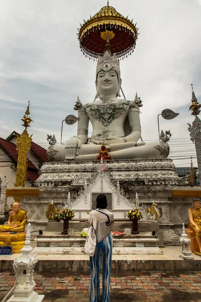 Lampang Tailândia Setembro 2020 Mulher Asiática Respeitar Adorar Estátua Buda — Fotografia de Stock