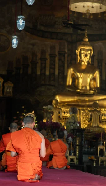 バンコク 2020年11月15日 仏教の僧侶が祈りに座って 主にビハーンで仏像を尊重します 夕方のチャント フォーカスとぼかし — ストック写真
