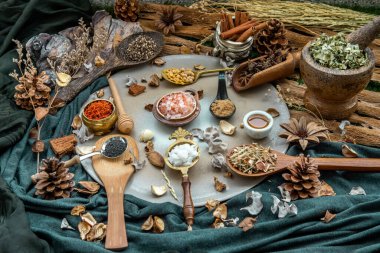 Kırsal tarzda çeşitli baharat ve otlar ve ballı ballı arka plan. Doğal bitki ilaçları, organik bitkiler ve sağlıklı konsept, seçici odaklanma.