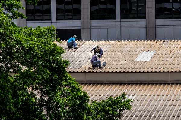 Bangkok Tayland Haziran 2020 Hasarlı Fabrikanın Çatısındaki Fayansları Tamir Eden — Stok fotoğraf