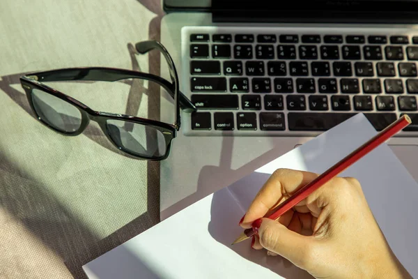 Mano Mujer Negocios Escribiendo Papel Puesto Trabajo Concepto Negocio —  Fotos de Stock