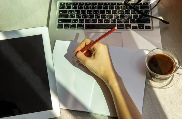 Mano Mujer Negocios Escribiendo Papel Puesto Trabajo Concepto Negocio —  Fotos de Stock