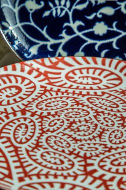 İki seramik tabağın ayrıntıları. Güzel düzenleme, seçici odaklanma.