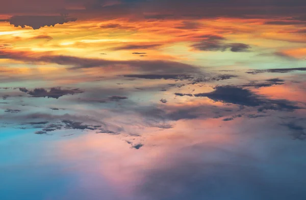 美丽的落日天空 在云彩之上闪烁着戏剧性的光芒 美丽灿烂的落日景观 复制空间 选择性的焦点 — 图库照片