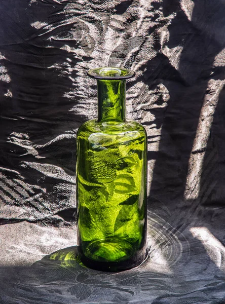 Зелена Скляна Пляшка Відображення Поверхні Чорному Тлі Копіювати Простір Вибірковий — стокове фото