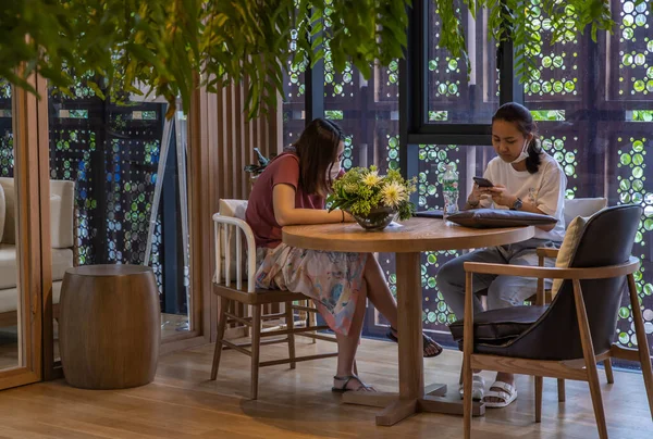 Bangkok Tailandia Jul 2020 Una Reunión Dos Mujeres Espacio Coworking —  Fotos de Stock