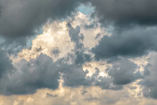 Viharfelhő Háttér Eső Előtt Drámai Hatalmas Fekete Felhőkkel Szelektív Fókusz — Stock Fotó